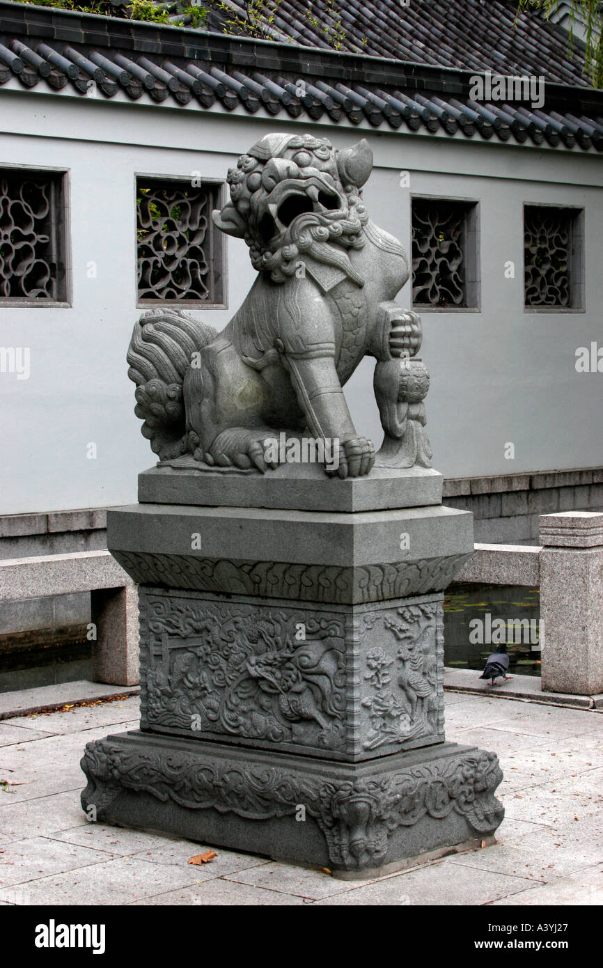 In pietra scolpita lion al di fuori del giardino di amicizia Foto Stock