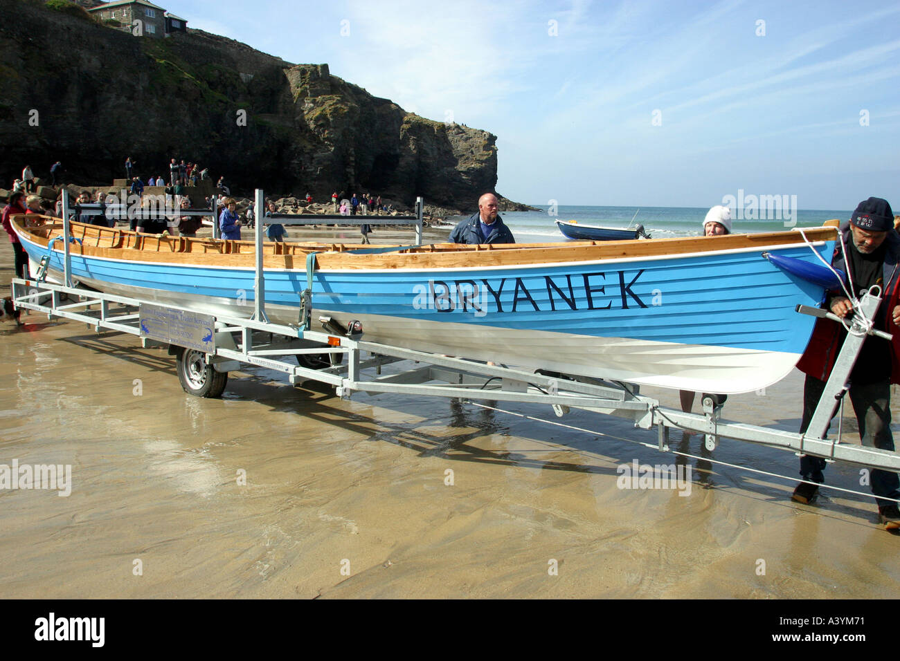 Lanciando il pilota gig Bryanek a Trevaunance Cove St Agnes Cornwall Regno Unito Foto Stock