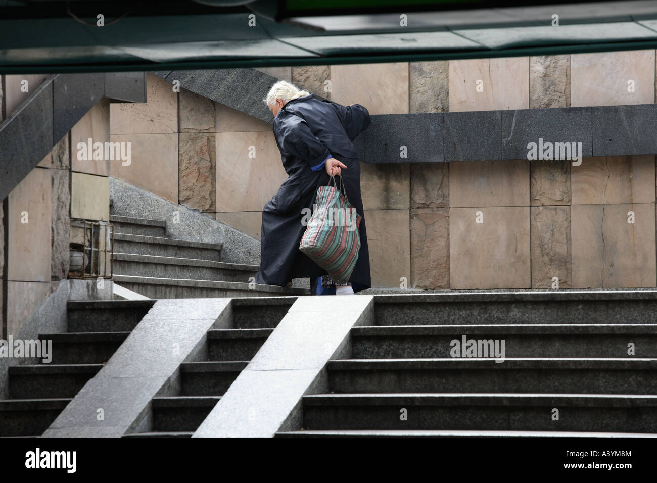Una vecchia donna passaggi di arrampicata Foto Stock