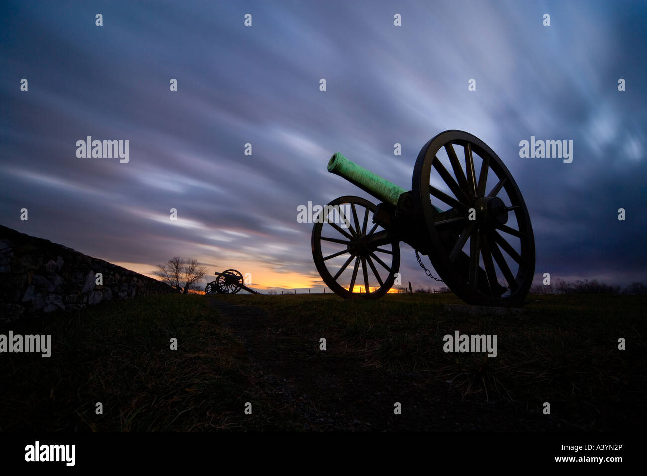 Campo di battaglia di Antietam. La guerra civile americana cannoni cannon pistole a l'attacco finale ridge muro di pietra. Drammatico il cielo al tramonto. Foto Stock