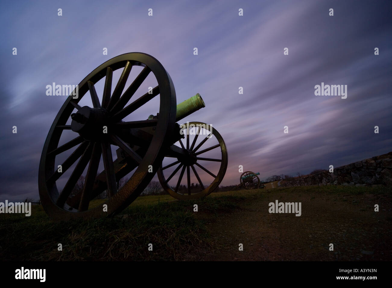 Campo di battaglia di Antietam. La guerra civile cannoni all'attacco finale muro di pietra. Cielo drammatico. Crepuscolo. Foto Stock