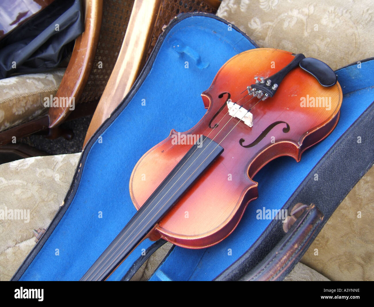 Violino in appoggio sul divano Foto stock - Alamy
