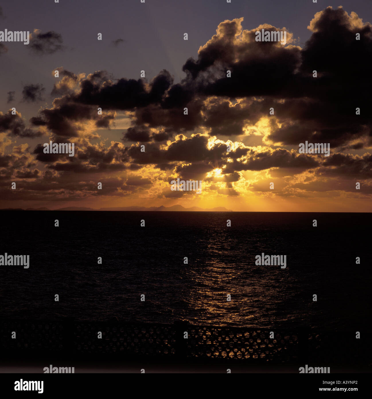 Sunset over NE Mallorca da Santa Tomas bay Menorca Baleares Spagna Foto Stock