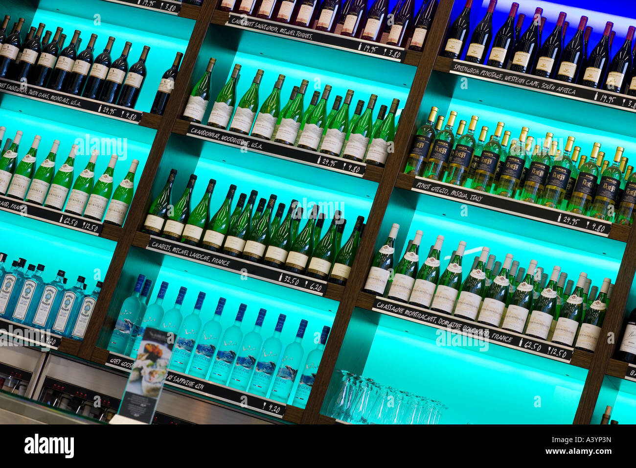Bolle Seafood & winebar. Il numero di bottiglie di vino e liquori sul display. Aeroporto Schiphol di Amsterdam. Foto Stock