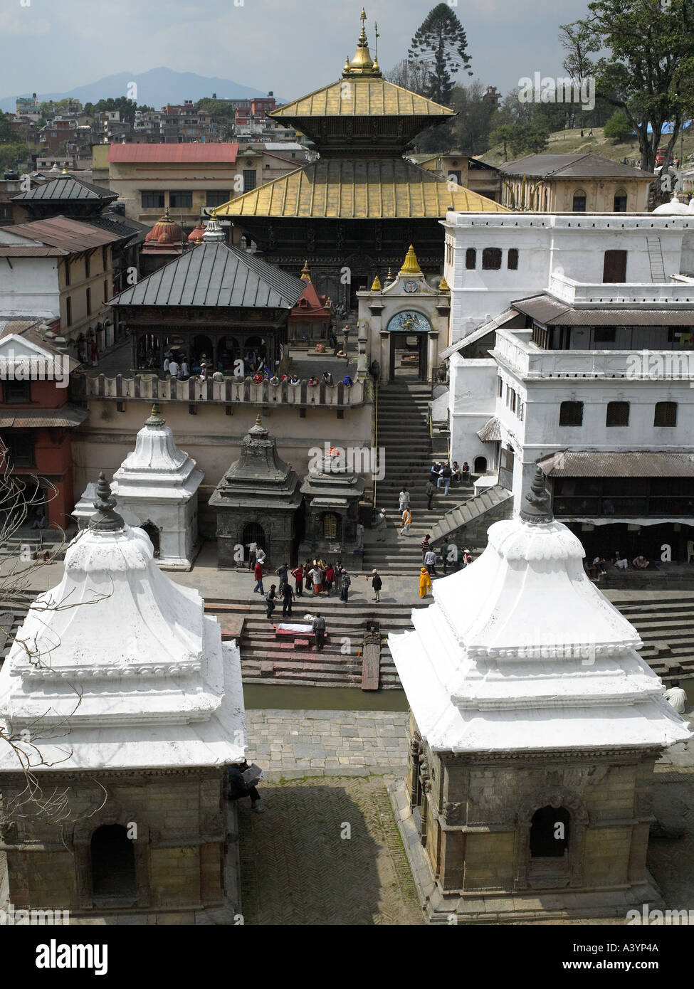 Cremazione indù Ghat sulle rive del sacro fiume Bagmati a Pashupatinath a Kathmandu in Nepal Foto Stock