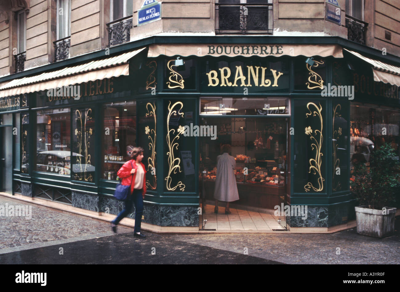 Macelleria parigina Art Nouveau all'angolo tra Rue Nicholas Flamel e Rue Des Lombards Foto Stock