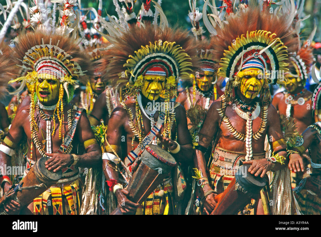 I ballerini tribali Mekeo cantano a Port Moresby Papua Nuova Guinea Foto Stock