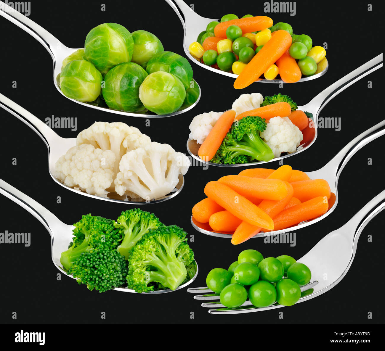 Cucchiai di verdure su nero Foto Stock