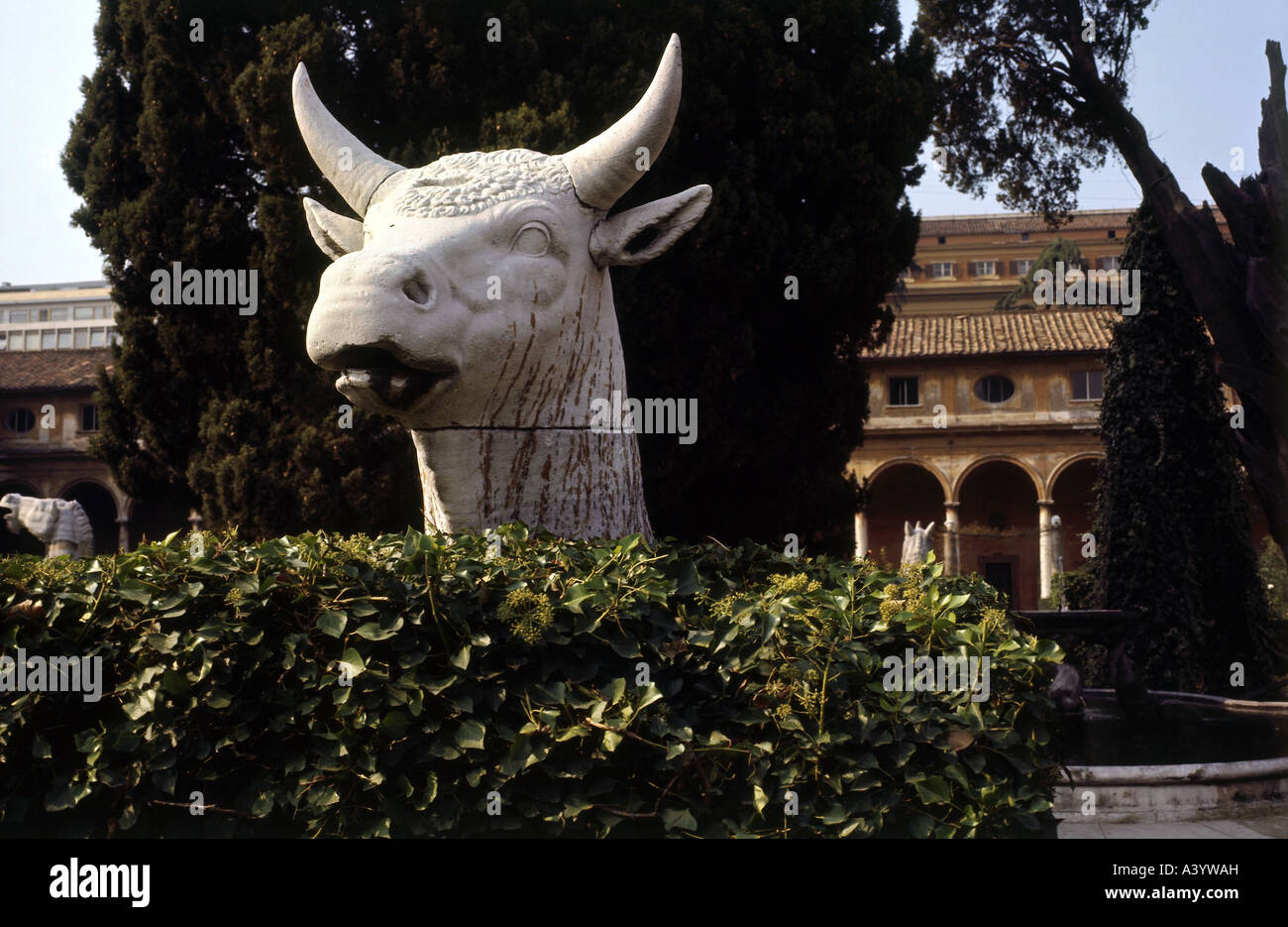 Viaggio / geografia, Italia, Roma, monumenti, testa monumentale di toro, frammento, consacrazione presente, circa 3rd secolo - 4th secolo d.C., storico, storico, Europa, mondo antico, belle arti, statua, statue, scultura, sculture, Impero Romano, monumento, religione, mondo antico, Foto Stock