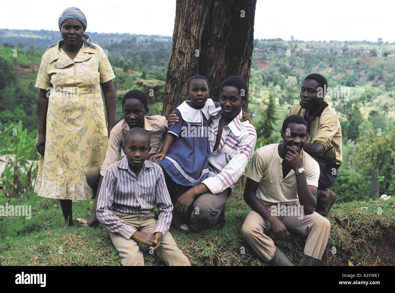 Una famiglia di Kikuyu costituiscono per loro fotografia al di fuori della loro casa nei pressi di Nyeri nella provincia Centrale del Kenya Africa orientale Foto Stock