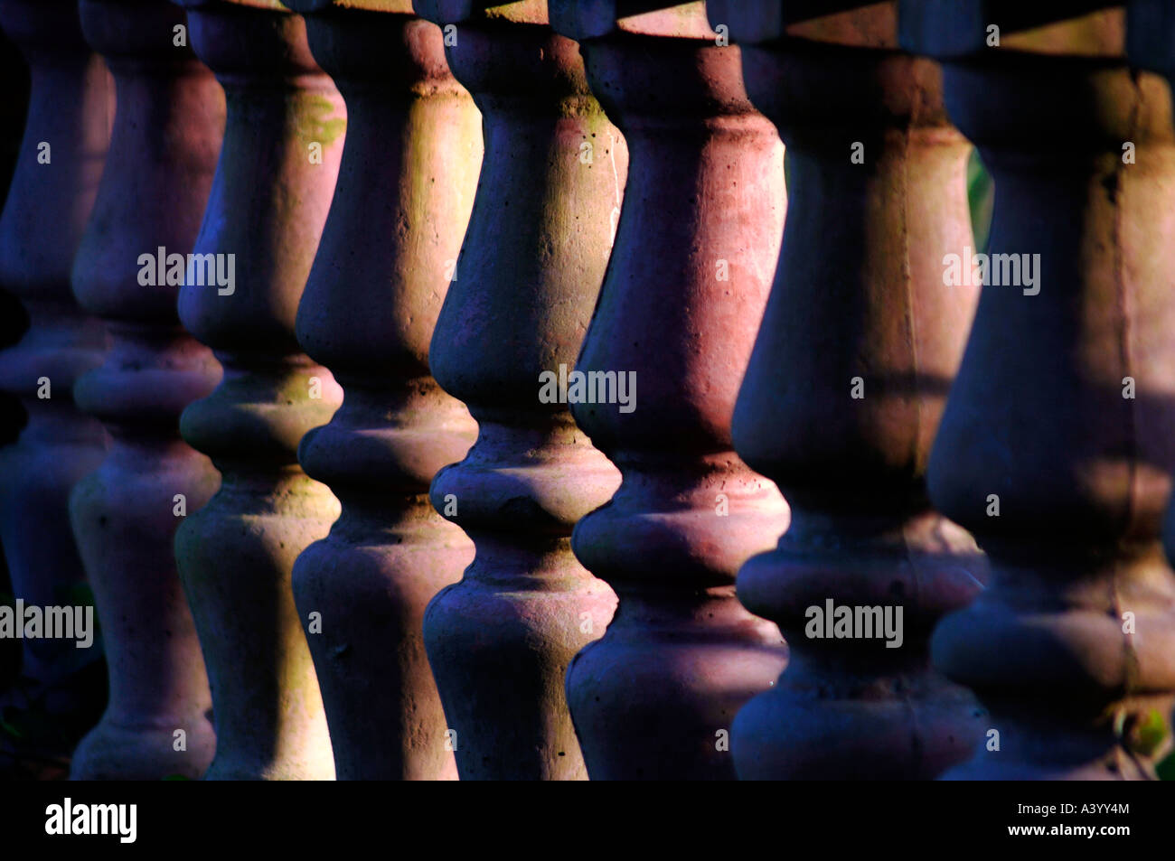 Decorativi posti di calcestruzzo in un parco pubblico. Foto Stock