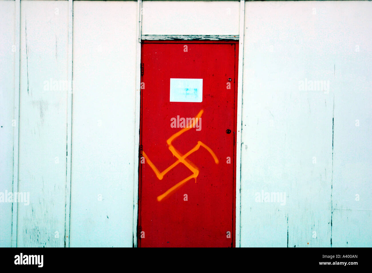 Svastica dipinta su una porta. Foto Stock