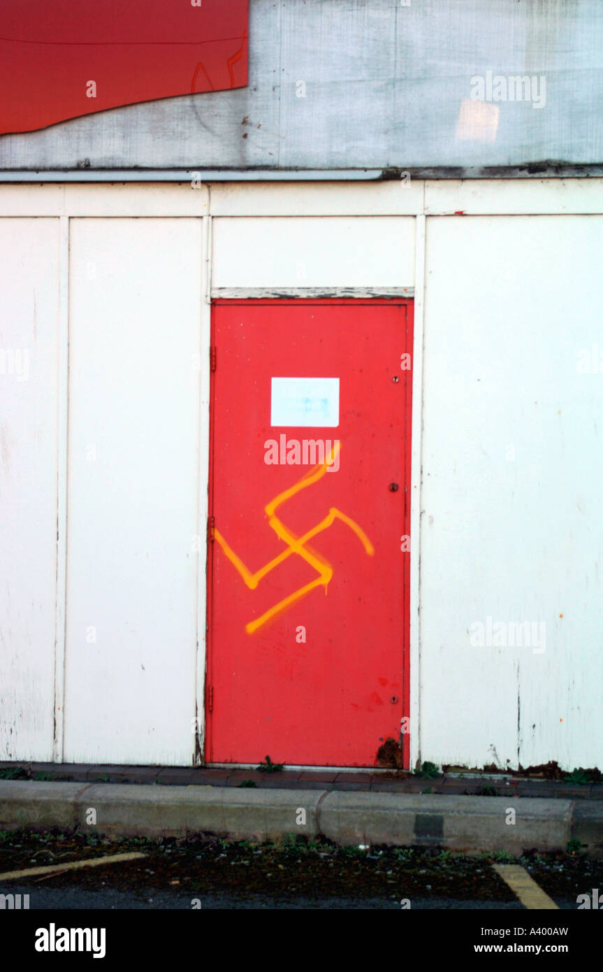 Svastica dipinta su una porta. Foto Stock