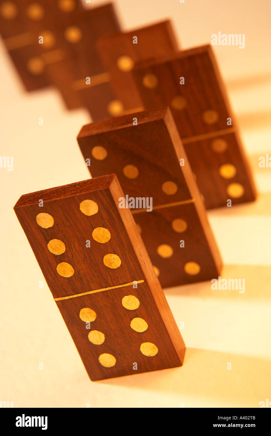 Riga del più antico di legno e ottone di domino Foto Stock