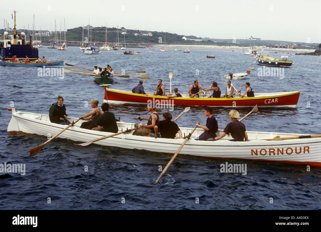 Gig racing al largo dell'isola di St Mary s Isles di Scilly Cornwall, anni 90, Regno Unito Foto Stock