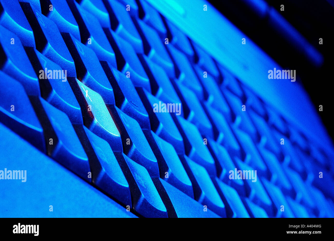 Primo piano angolato della tastiera di un notebook con il tasto X evidenziato Foto Stock
