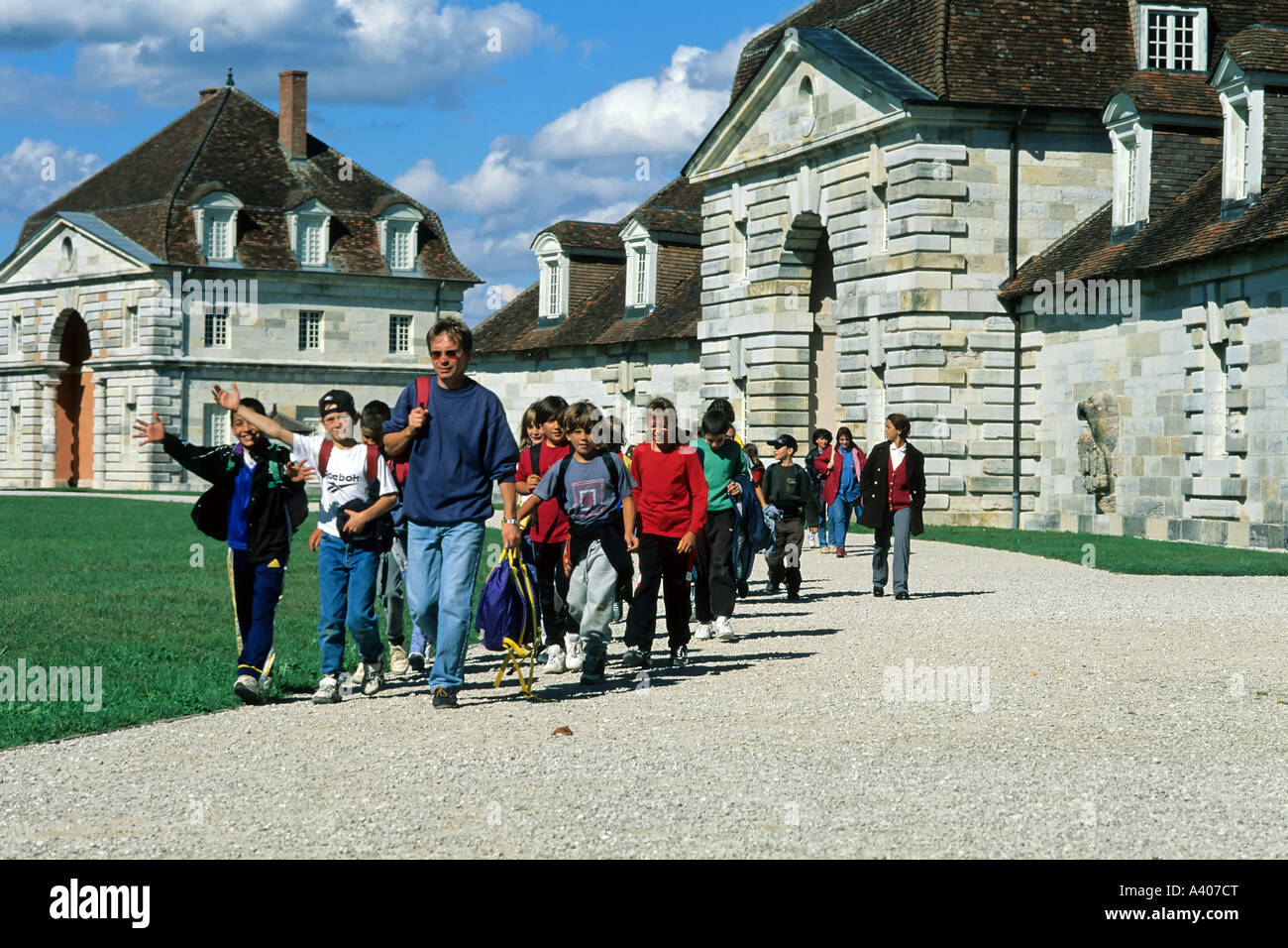 Francia JURA Arc-et-Senans SALINE ROYALE ROYAL saline gruppo di scolari IN VISITA Foto Stock