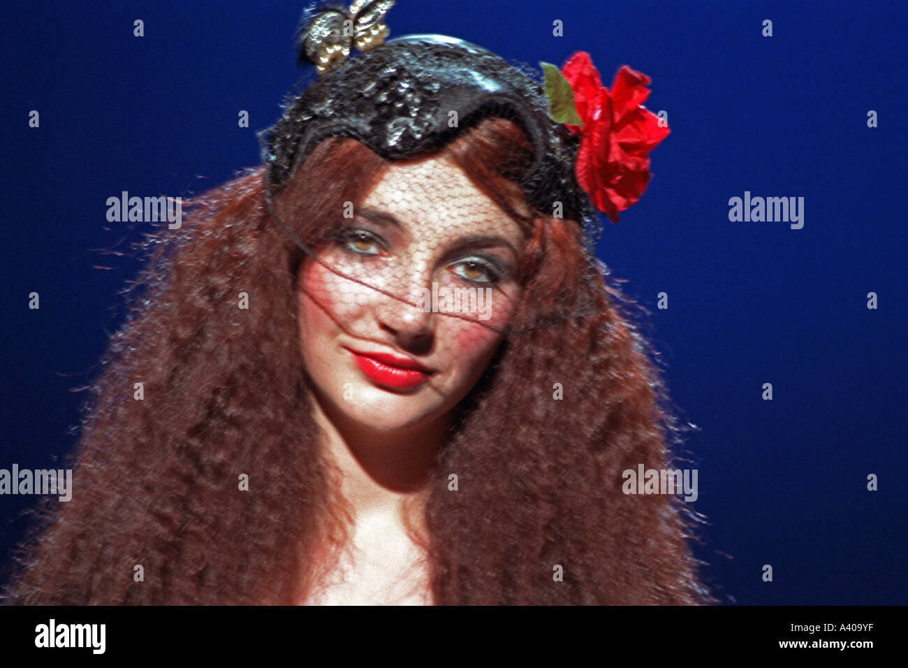 Kate Bush femmina britannica cantautore di eseguire la sua canzone martello orrore 1978 PER0119 Foto Stock