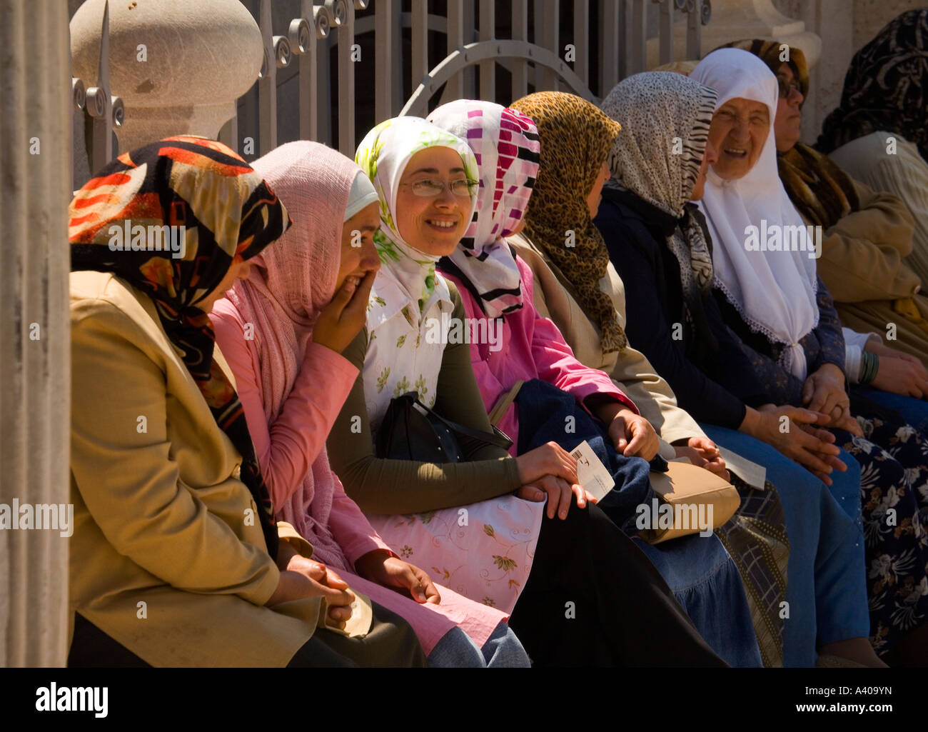 Le donne turche trascorre del tempo insieme museo di Mevlana Konya Turchia Foto Stock