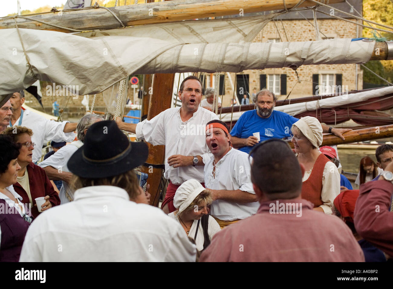 LES GODILLEURS DE LA FLUME cantante folk gruppo a bordo di barche a vela nel porto di Dinan Bretagna Francia Foto Stock