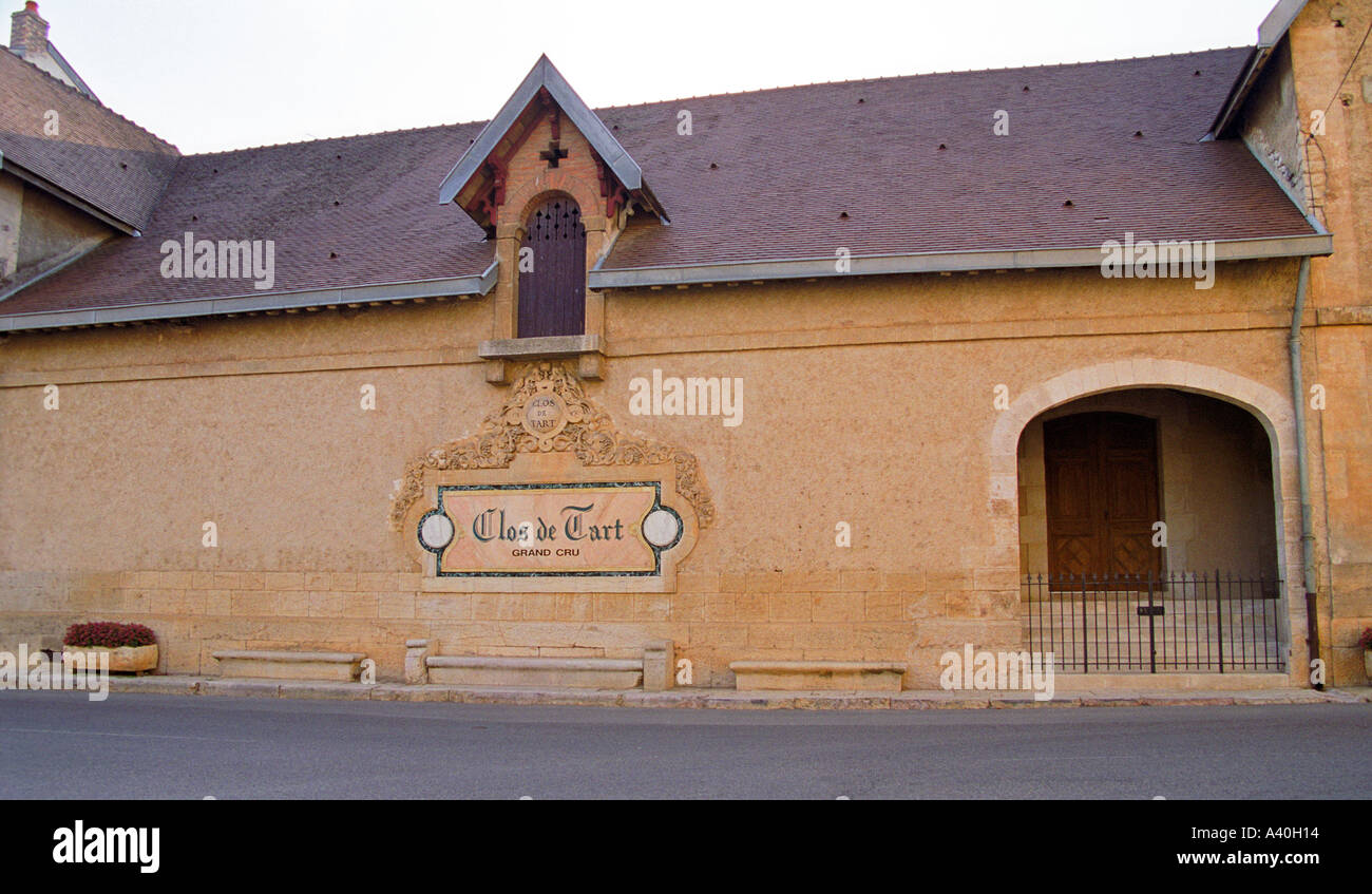 Clos de Tart vigneti e cantine in Morey Saint Denis appartenenti a Mommessin, Bourgogne Foto Stock