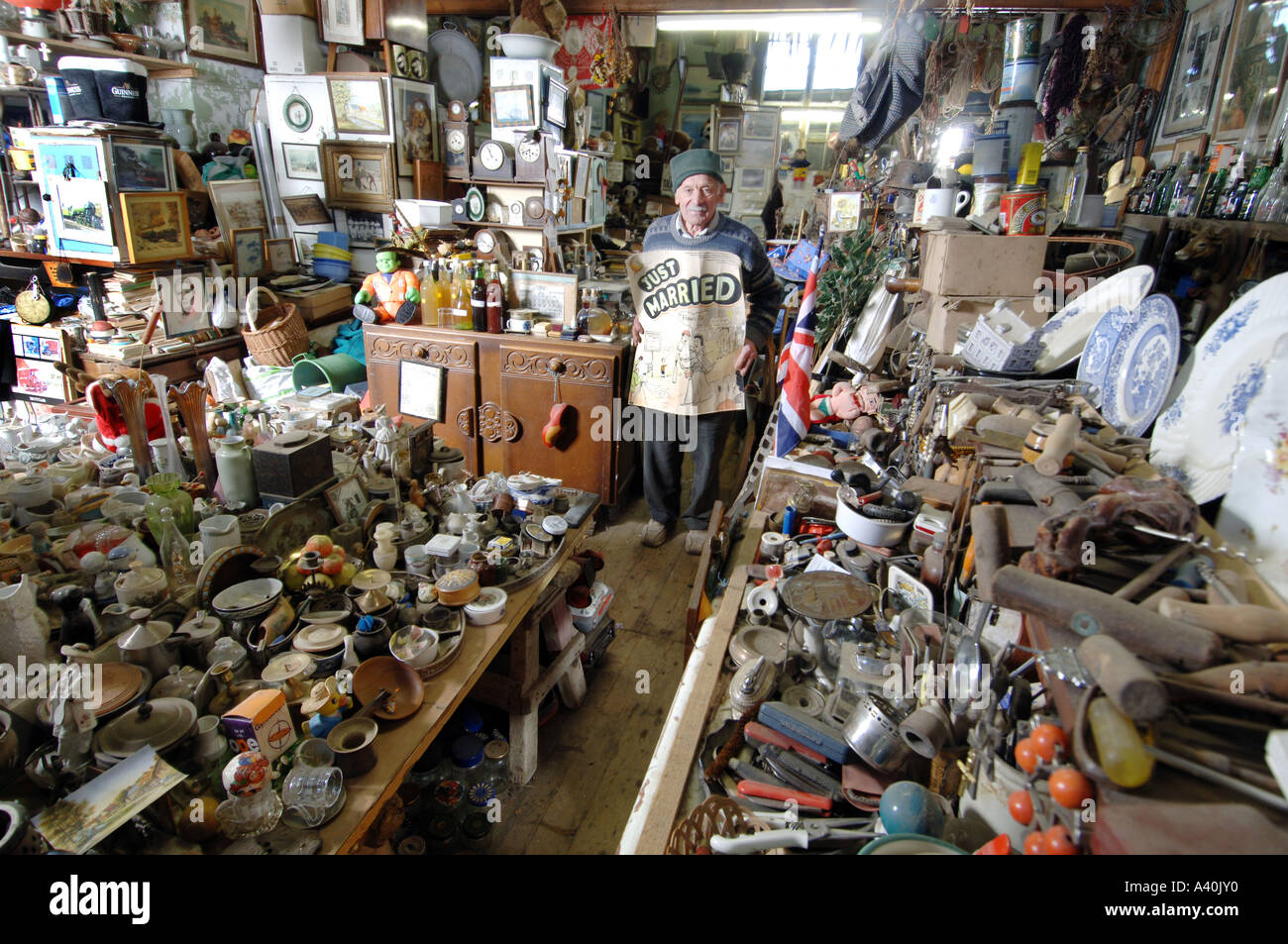 Il vecchio uomo con i migliaia dei beni che ha accumulato nel corso di molti decenni di non gettare via nulla. Foto Stock