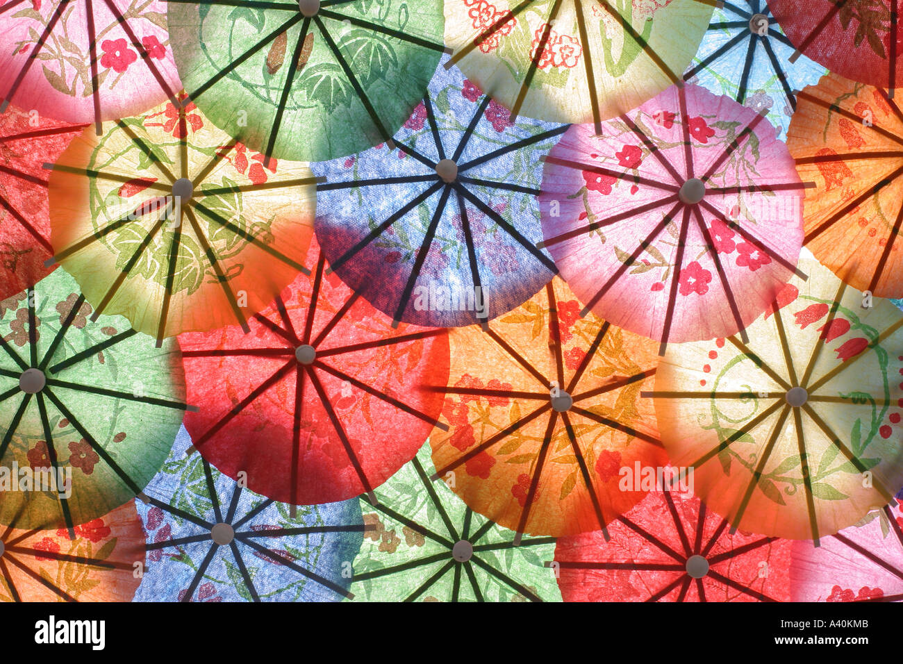 Cocktail cinesi ombrelloni disposti insieme e retro-illuminato. Foto Stock