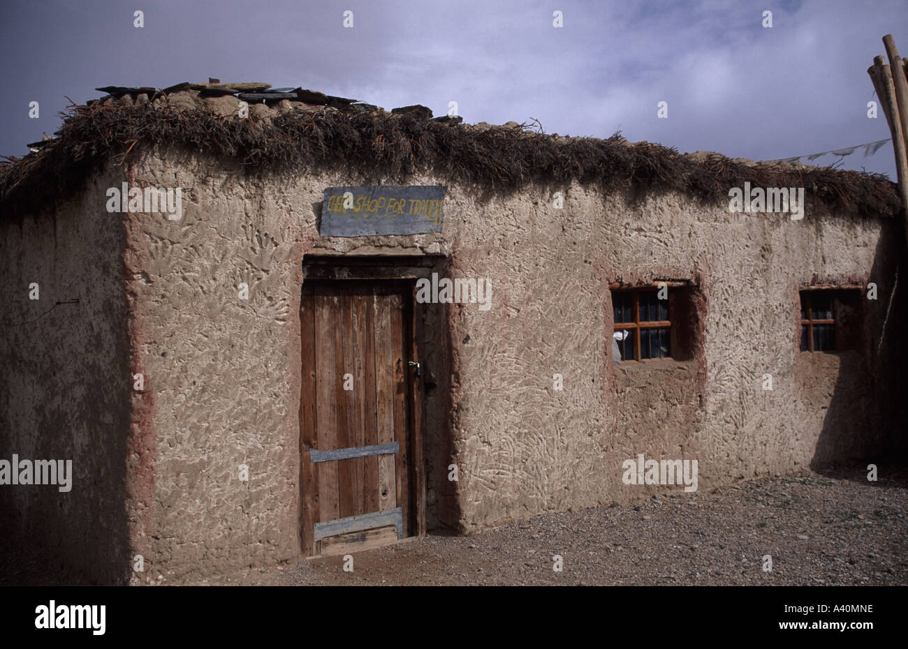 Negozio di generi alimentari in un villaggio nel Tibet occidentale Foto Stock