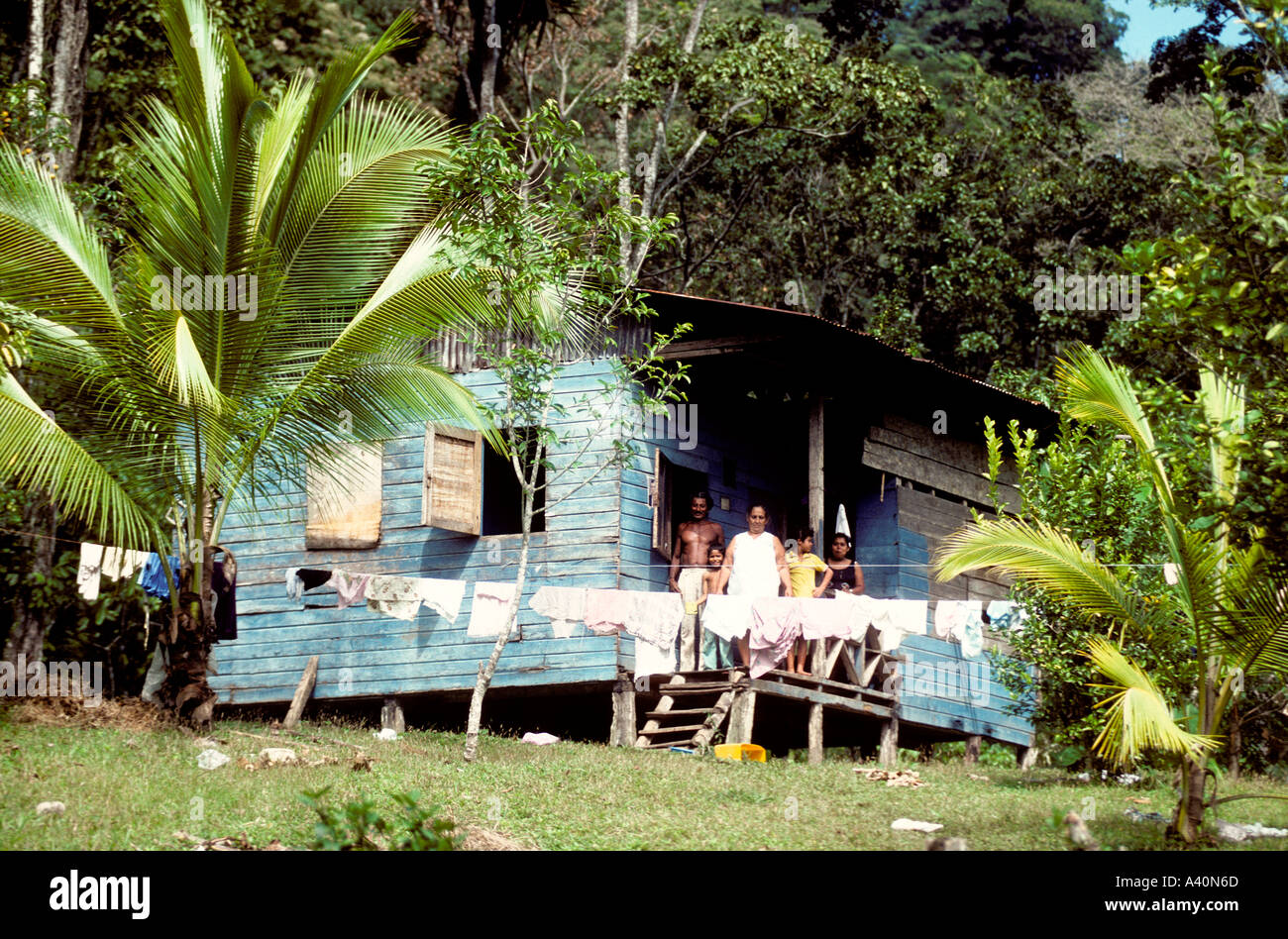 Famiglia sulla veranda Limon Costa dei Caraibi Costa Rica Foto Stock