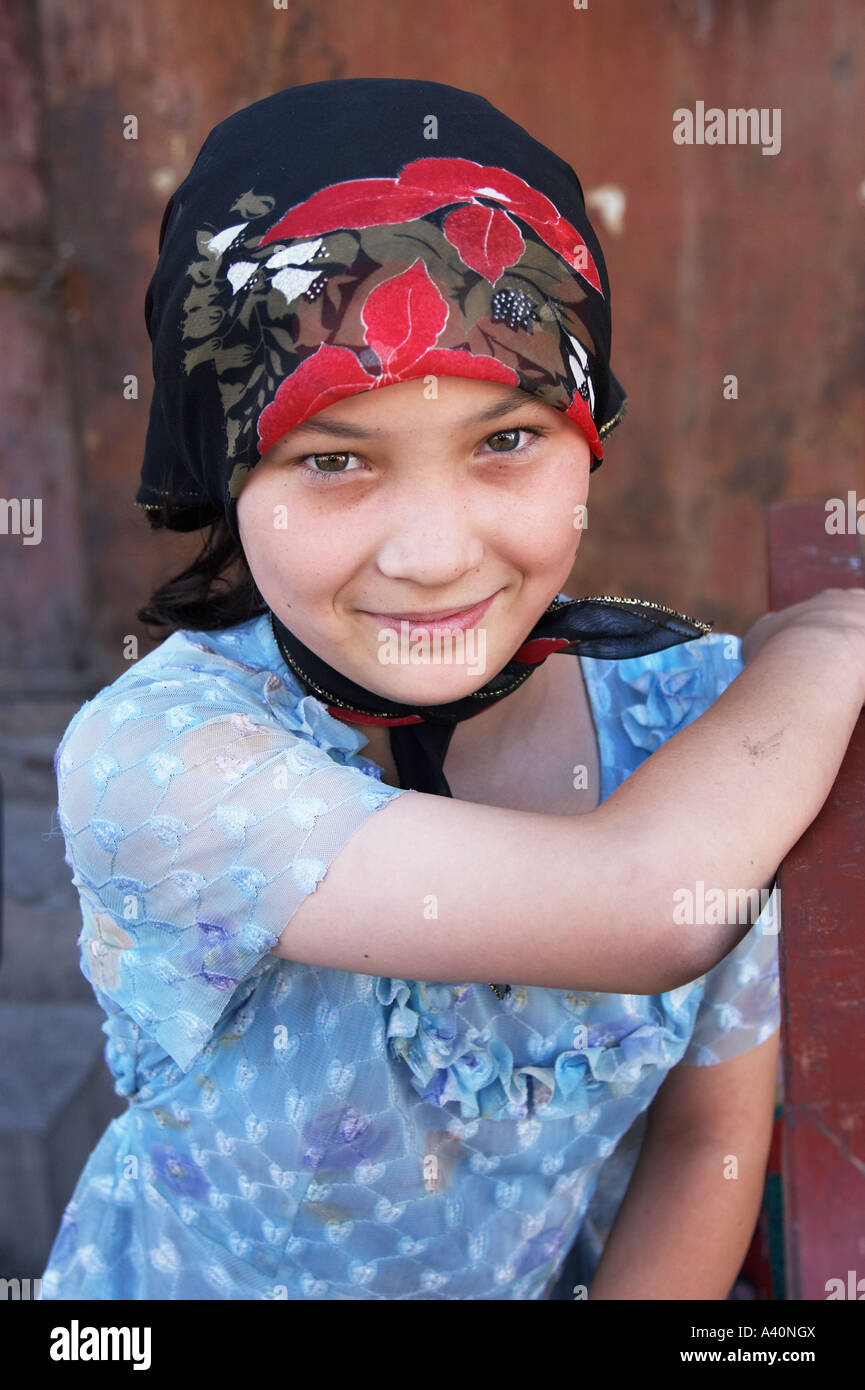Tradizionalmente condita Uighur ragazza Foto Stock