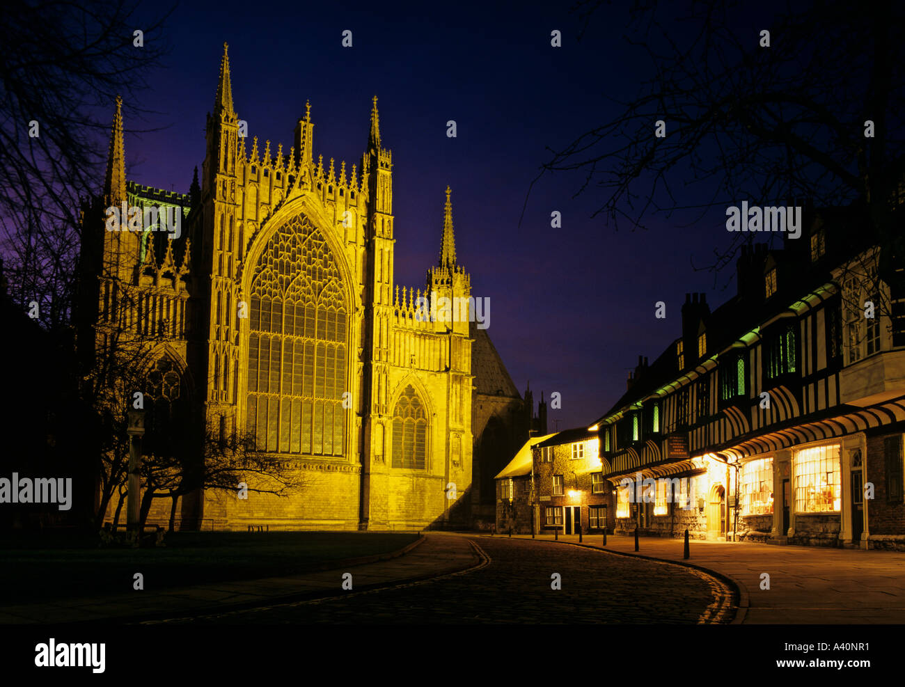 York Minster e St.William's College di notte,York,Inghilterra. Foto Stock