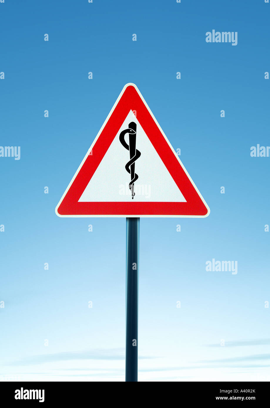 Segnale di avvertimento con personale aesculapian Achtungschild mit Aeskulap Stab Foto Stock