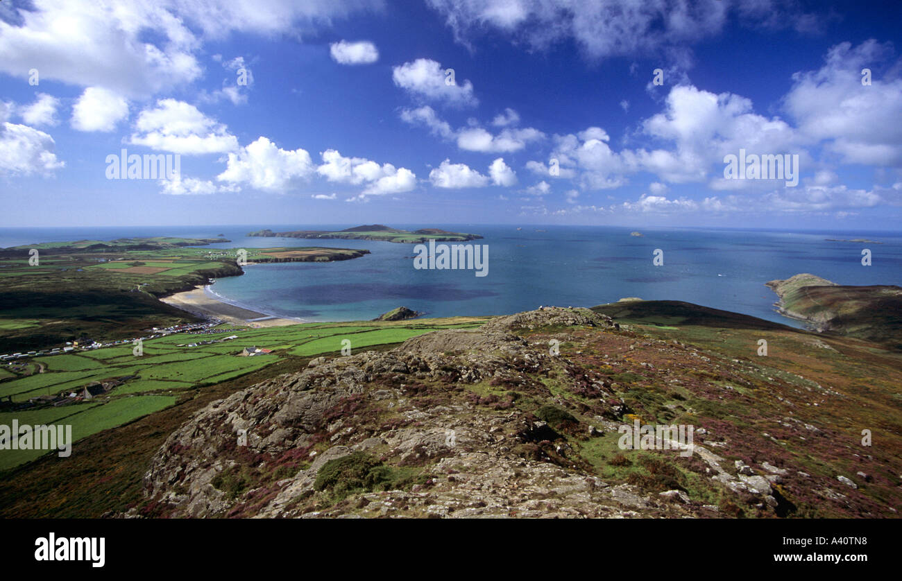 St Davids Pembrokeshire guardando a sud ovest Ramsey Island da Carn Llidi su St David s testa Pembrokeshire Wales UK GB Foto Stock