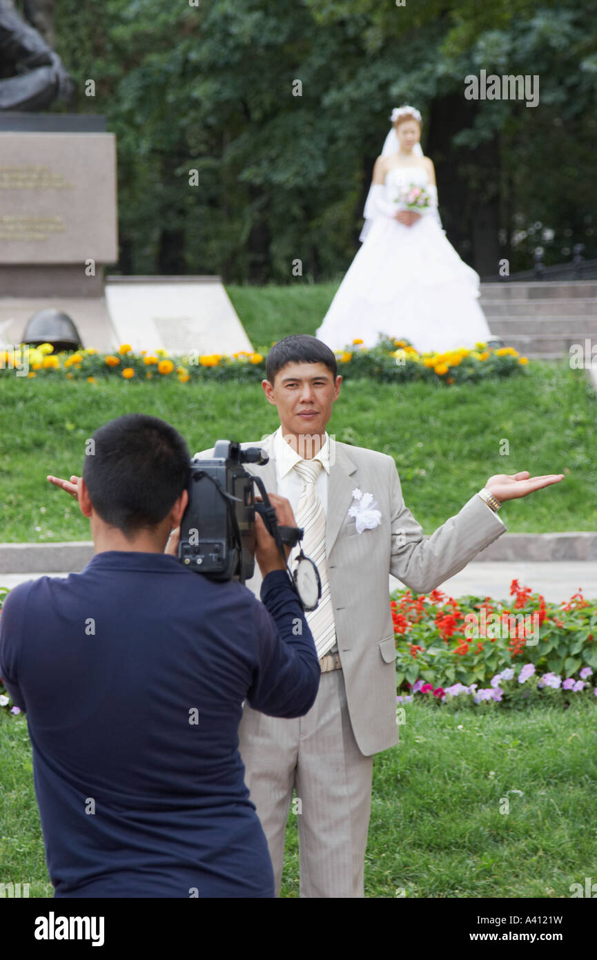 Sposa e lo sposo in posa per il Video del matrimonio Foto Stock