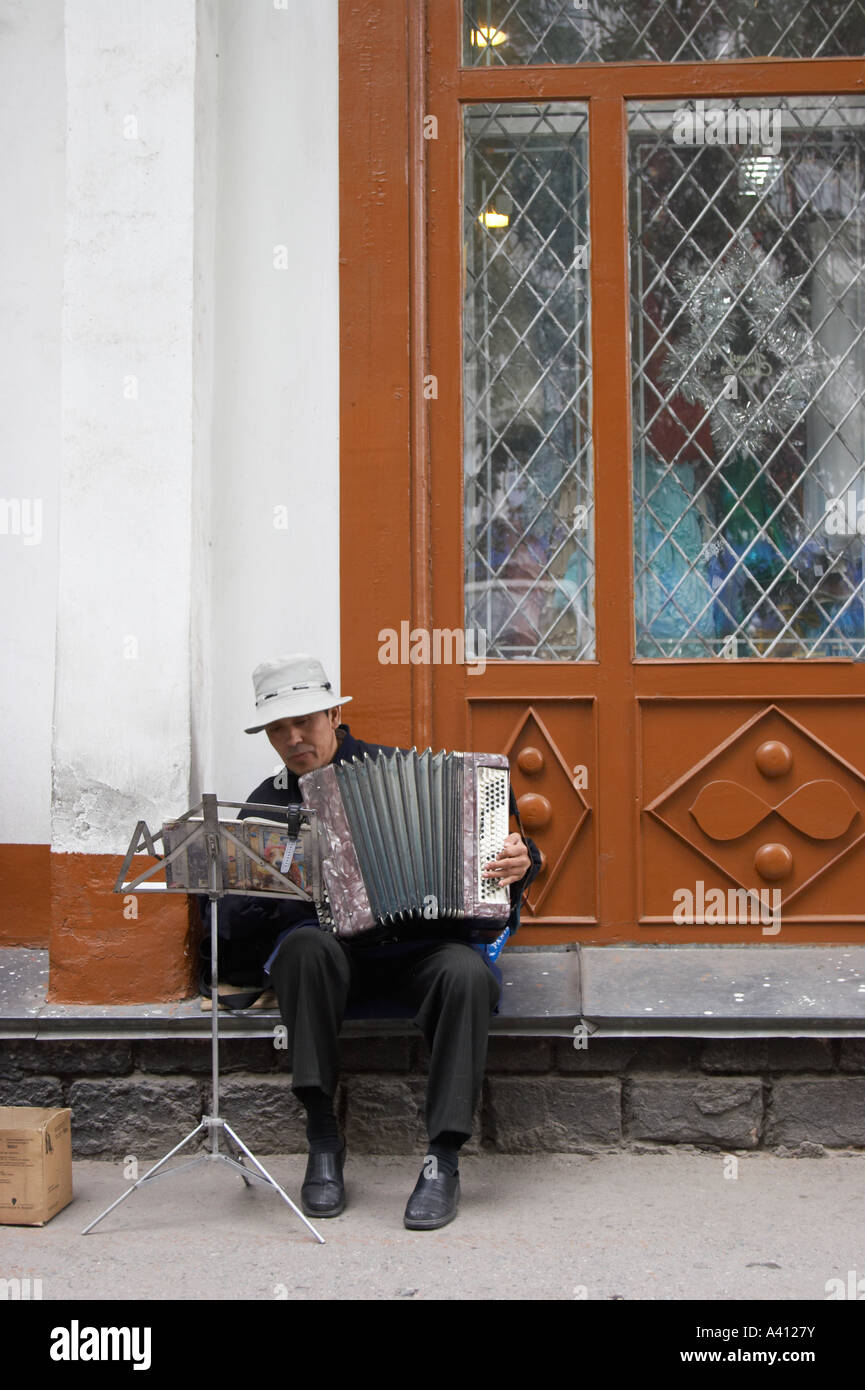 Suonare per strada seduto immagini e fotografie stock ad alta
