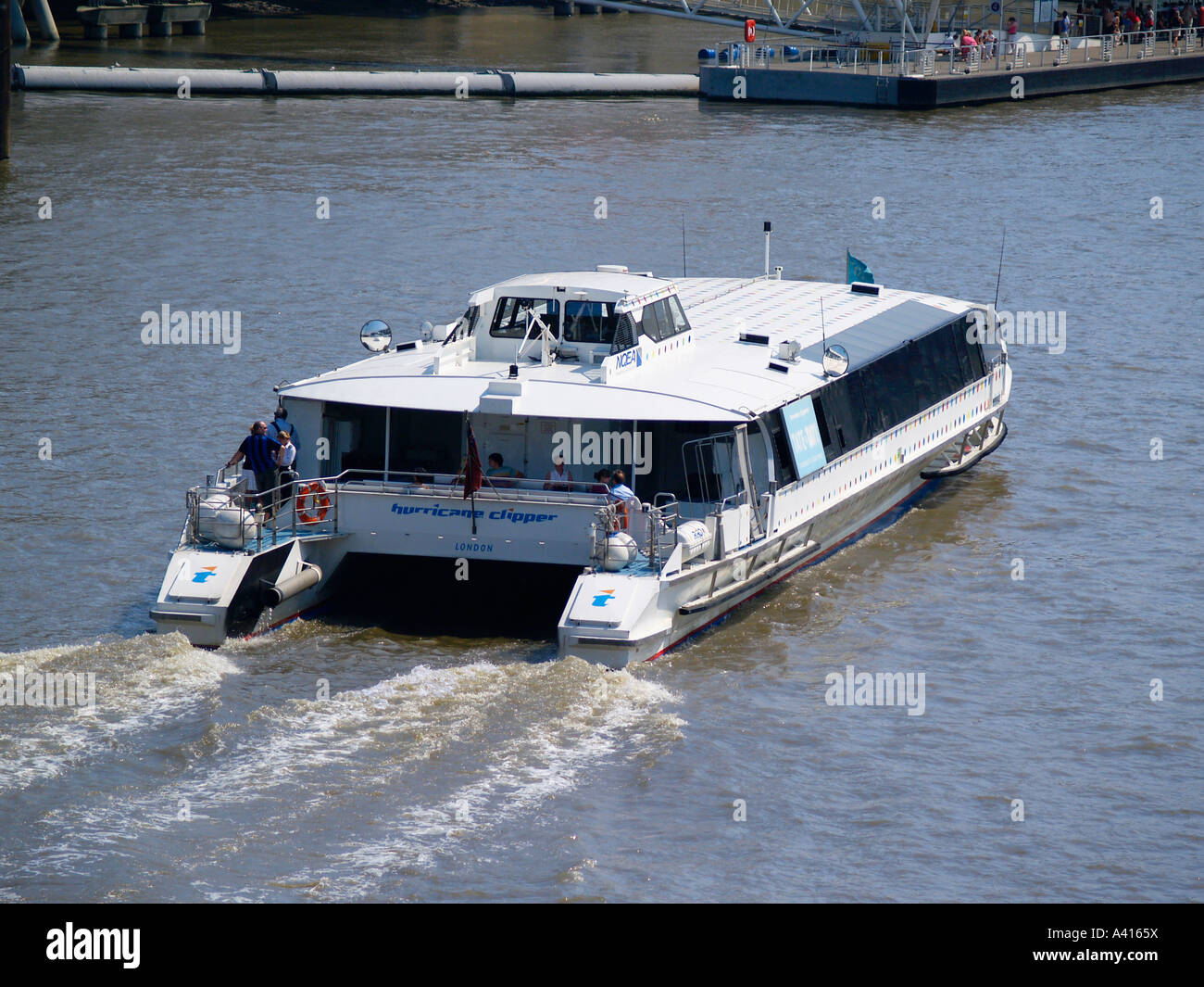 Tate a Tate Boat service gestito da Thames Clippers utilizzando i loro uragano Clipper Foto Stock