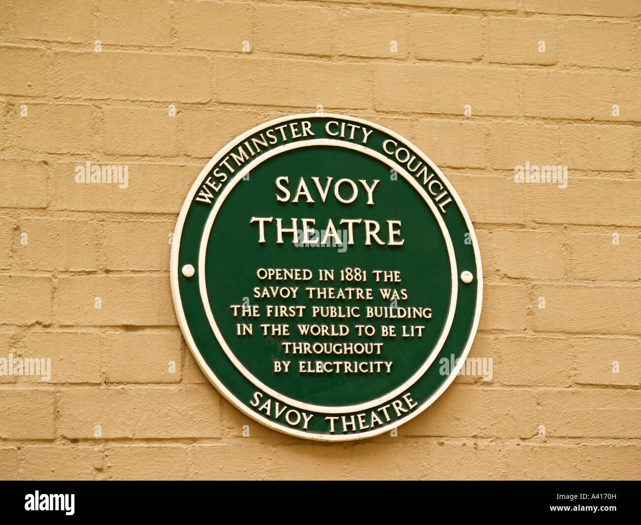 Green lapide che ricorda il fatto che il Teatro Savoy è stato il primo edificio pubblico ad essere completamente illuminato da elettricità. Foto Stock