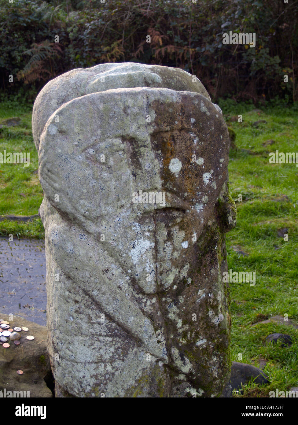 Pietra scolpita la figura nel cimitero Caldragh Boa isola minore del Lough Erne County Fermanagh Irlanda. È noto come la pietra di Janus. Foto Stock