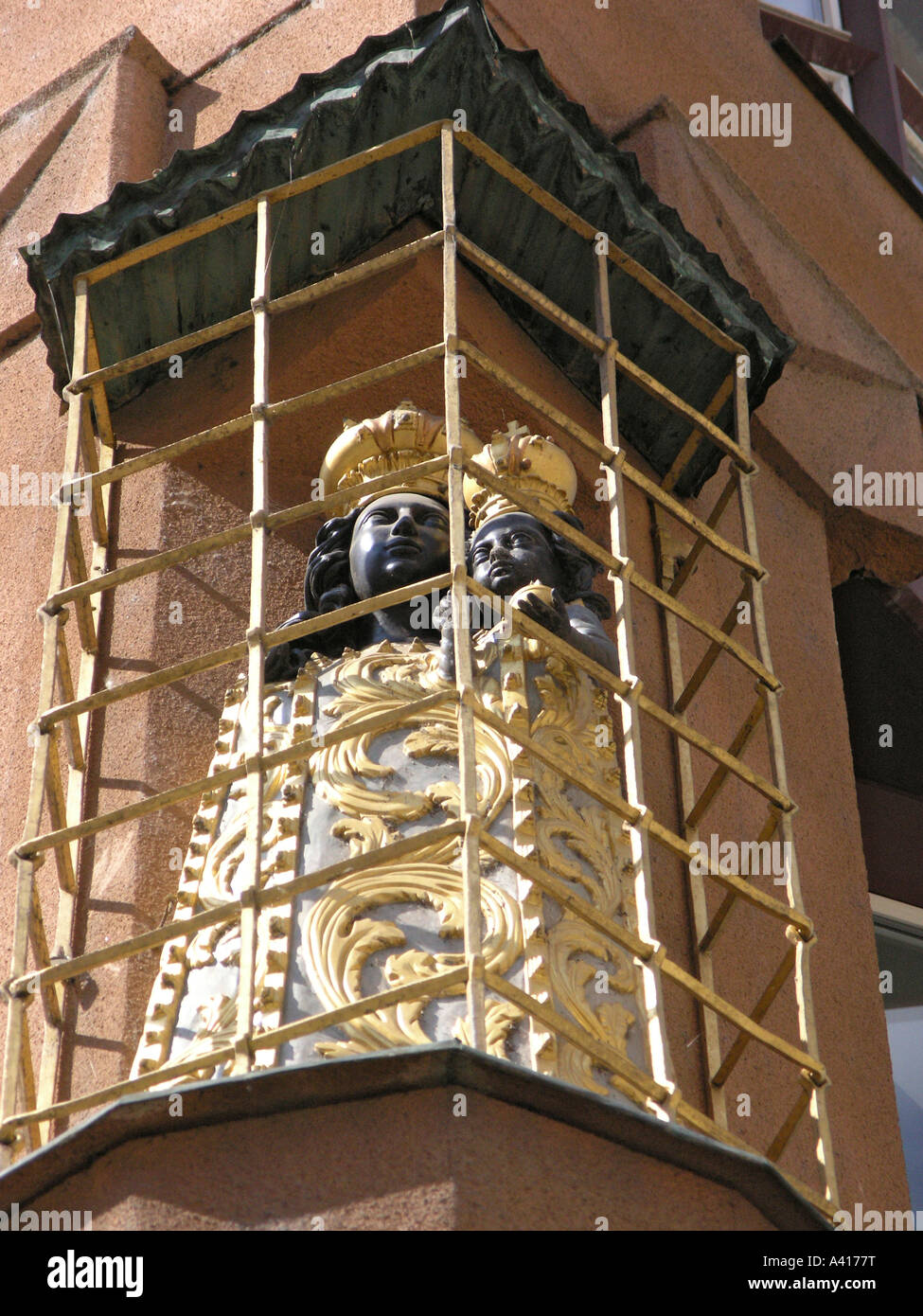 La statua della Madonna Nera Prague presso la Casa della Madonna Nera Celetna 34 Praga Travel Foto Stock