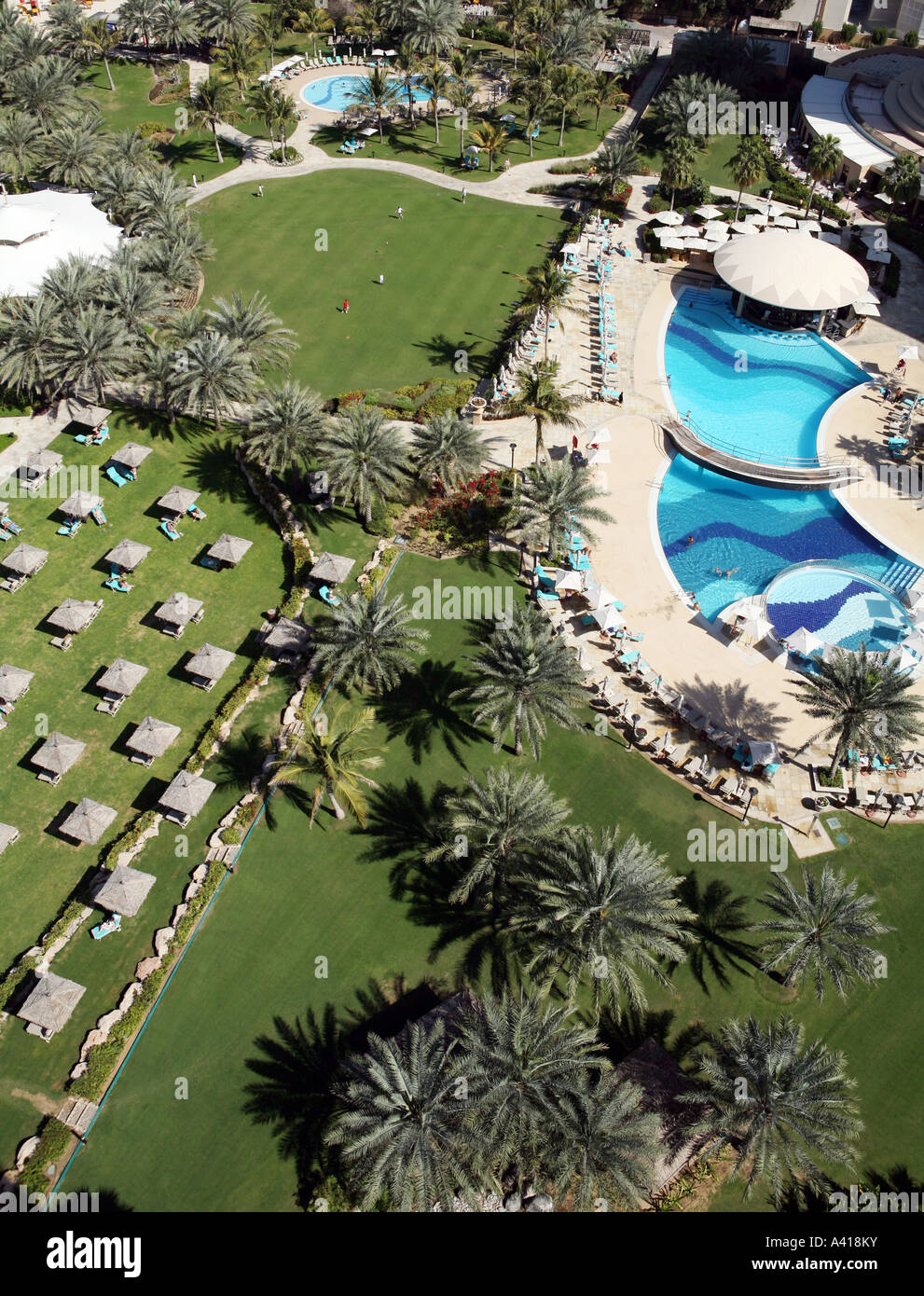 Giardino e piscina di Le Royal Meridien Hotel, Dubai, EAU. Febbraio 2007. Foto Stock