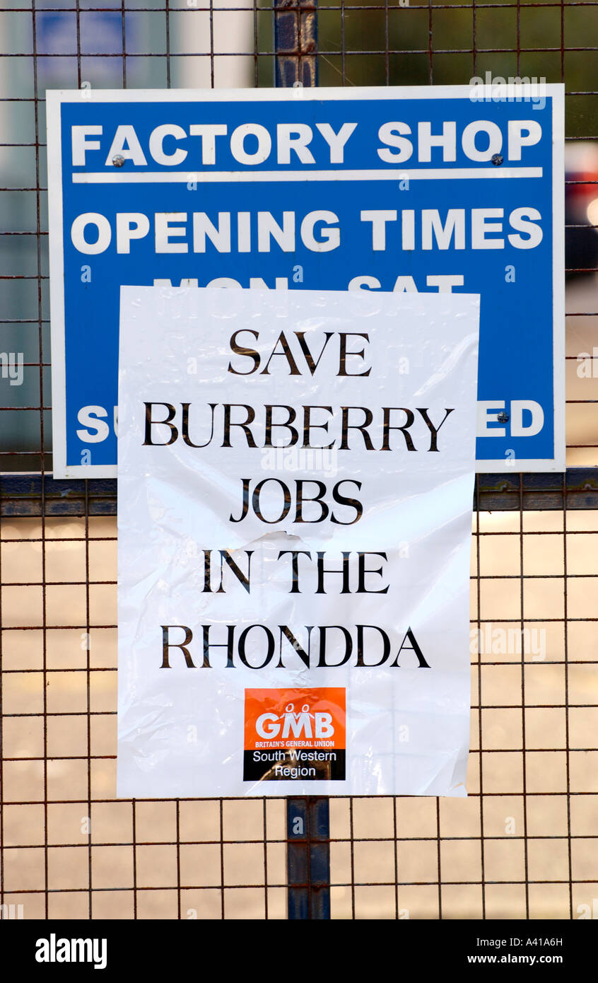 Poster della campagna cercando di salvare posti di lavoro presso la fabbrica di Burberry in Treorchy Rhondda Valley South Wales UK Foto Stock