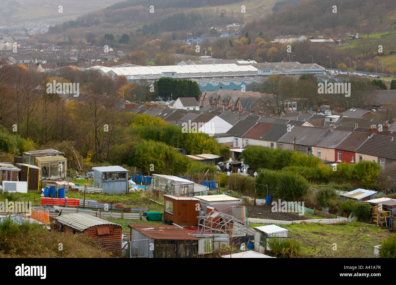 Burberry abbigliamento centro di fabbrica telaio in Treorchy Rhondda Valley Wales UK vista su giardino e case Foto Stock