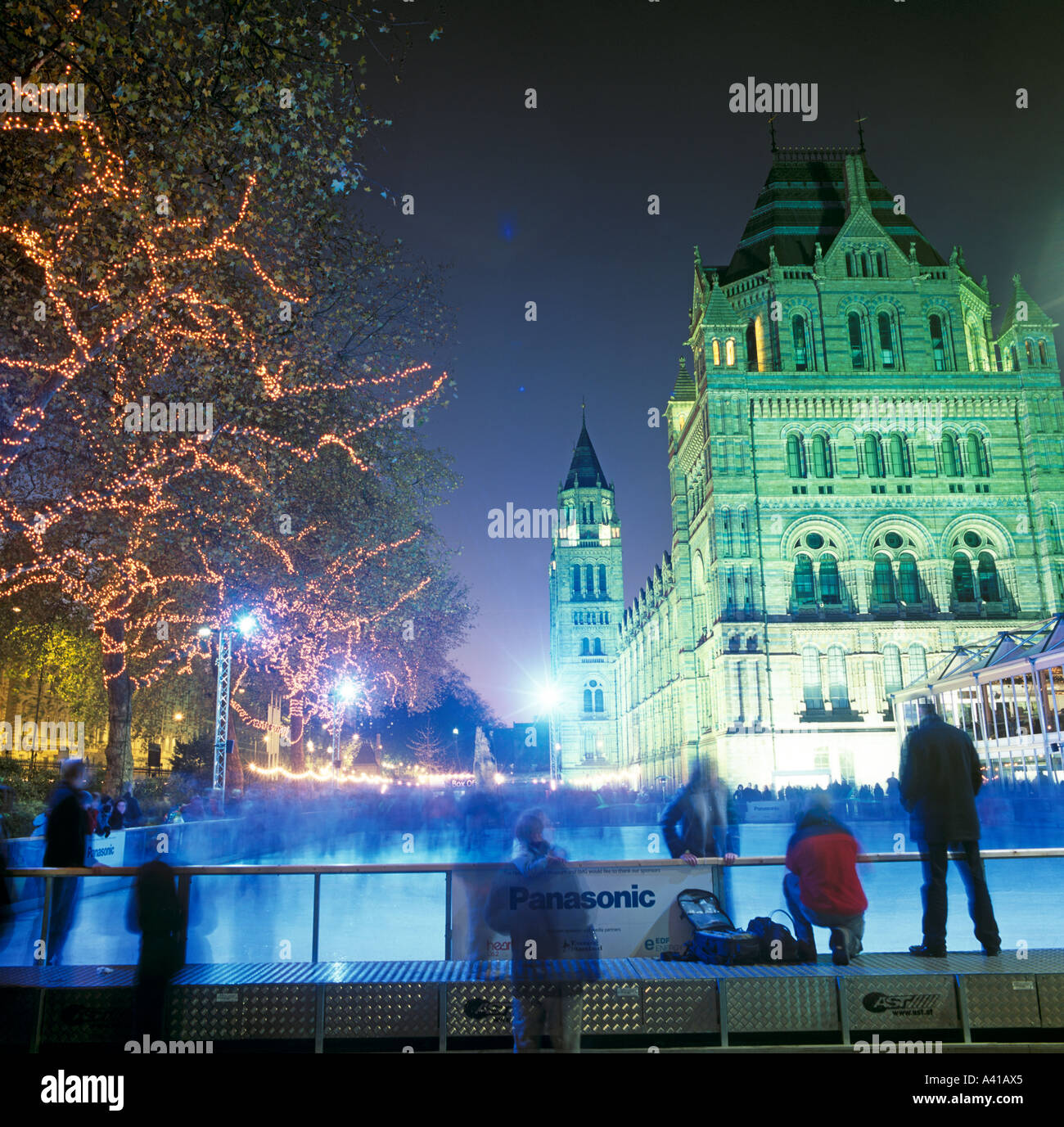 Persone che guardano il pattinaggio al di fuori del Museo di Storia Naturale di Londra REGNO UNITO Europa Foto Stock