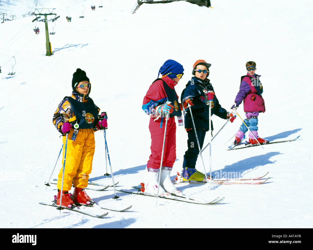 Bambini sciare Val Di'sere Alpi Francesi Francia Europa Foto Stock