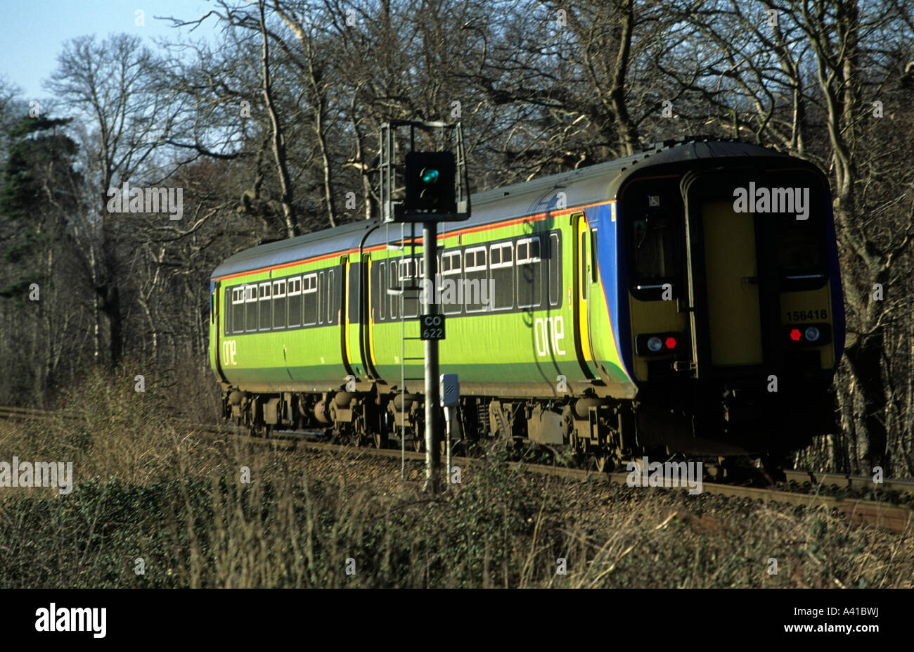 Servizio ferroviario locale il passaggio di un segnale sulla linea singola traccia tra Felixstowe e Ipswich Suffolk, Regno Unito. Foto Stock