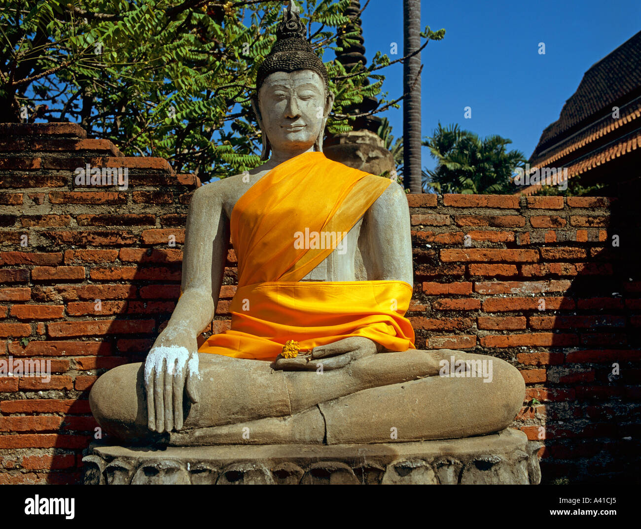 Buddha seduto con Safron Robe Wat Yai Chai Mongkhon antica città di Ayuthaya Thailandia del sud-est asiatico Foto Stock