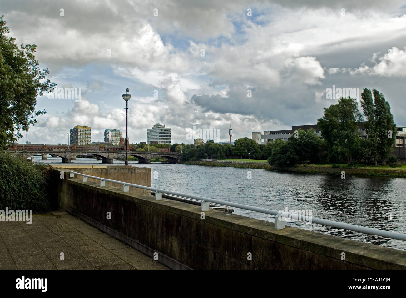 Una vista di Glasgow guardando verso est lungo il fiume Clyde verso Clyde Street e la stazione centrale di ponte ferroviario Foto Stock