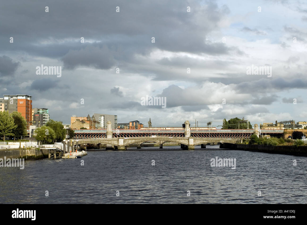 Una vista di Glasgow guardando verso est lungo il fiume Clyde verso Clyde Street e la stazione centrale di ponte ferroviario Foto Stock