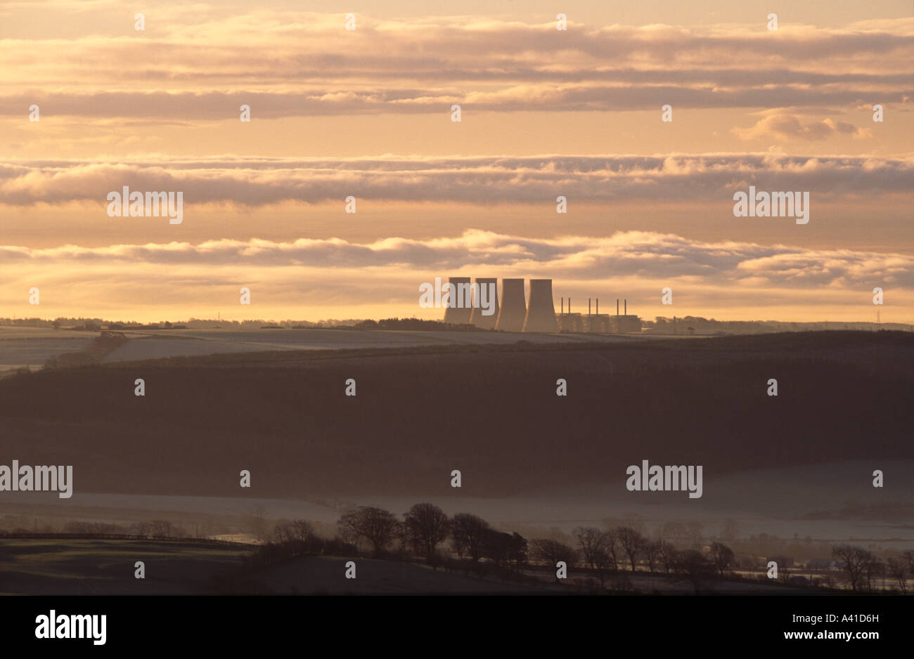 Sunrise guardando le torri di raffreddamento della centrale nucleare Chapelcross Power Station, Annandale, Dumfries and Galloway, Scotland, Regno Unito Foto Stock