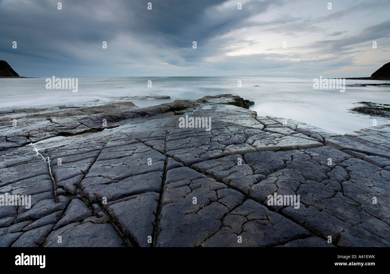 Moody cielo mattutino a Kimmeridge Bay nel Dorset in Inghilterra. Foto Stock